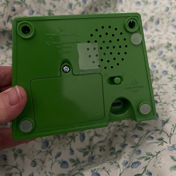 Hallmark Charlie Brown Holiday Decor with 2017 Music & Motion figure - Picture 5 of 5